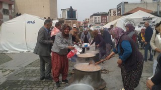 Depremde hayatını kaybedenler için Aşure dağıtıldı