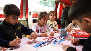 Depremzede çocuklar, oyun otobüsünde stres atıyor