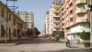 Hasarlı binaların bulunduğu yollar trafiğe kapatıldı