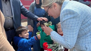 Cumhuriyet Halk Partisi Adayı Dr. Asu Kaya, her yerde sıcak karşılanıyor