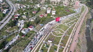 Mavi gökyüzü çocukların uçurtmalarıyla renklendi