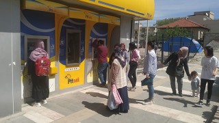 Vatandaş para kuyruğunda, ATM’lerde para yok!..