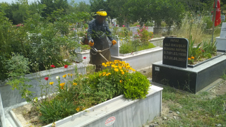 Düziçi’nde Bayram öncesi mezarlıklar temizleniyor