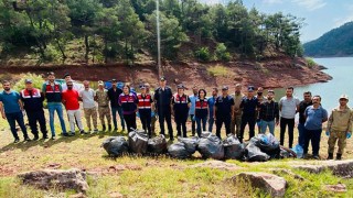 Jandarma Timi Baraj çevresinde temizlik etkinliği yaptı