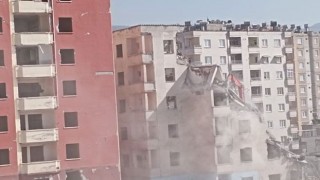 Ağır Hasarlı Binalar, İş Makineleriyle Yıkılıyor