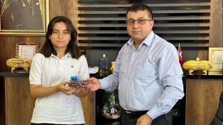 Sınavda başarılı olan öğrenci ödüllendirildi