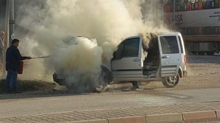 Yanan Otomobil, Vatandaşlar Tarafından Söndürüldü
