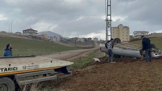 Adana’da devrilen otomobildeki karı koca yaralandı