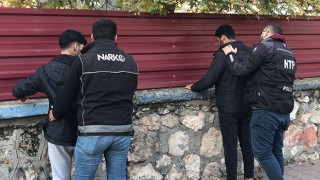 Adana’da narkotik ekipleri okulların çevresinde denetim yaptı