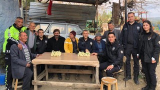 Adana’da polis, engelli kardeşleri ziyaret etti