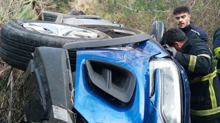 Adana’da şarampole yuvarlanan otomobildeki 2 kişi yaralandı