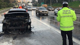 Adana’da seyir halindeyken alev alan otomobil yandı