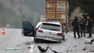 Adana’da tıra çarpan otomobildeki 1 polis öldü, 1 polis yaralandı