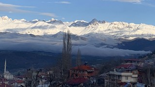 Aladağ’da yüksek kesimlere kar yağdı