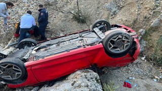 Alanya’da şarampole devrilen otomobilde sürücü yaralandı
