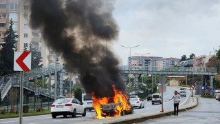 Alanya’da seyir halindeyken alev alan otomobil yandı