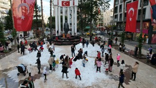Antalya’da çocuklar kamyonla getirilen karla eğlendi