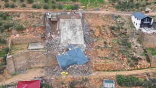 Antalya’da heyelan nedeniyle inşaat halindeki 2 katlı ev çöktü