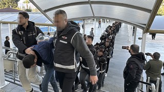 Antalya’da merkezli suç örgütüne yönelik operasyonda yakalanan 29 zanlı adliyede