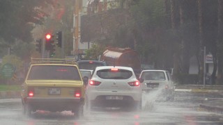 Antalya’da yağış ve fırtına etkili oldu