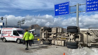 Burdur’da devrilen beton mikserinin sürücüsü yaralandı