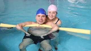 Burdurlu kas hastası genç, yüzme sporuyla hastalığına direniyor