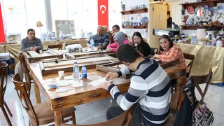 Depremzede engelliler, atölyede el sanatları öğrenerek rehabilite oluyor