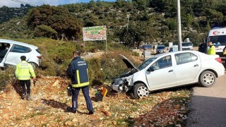 Finike’de iki otomobil çarpıştı, 3 kişi yaralandı