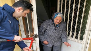 Hatay’da evinde kilitli kalan yaşlı kadına itfaiye yardım etti