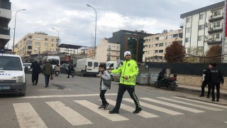 Hatay’da polis okul önlerinde denetim yaptı