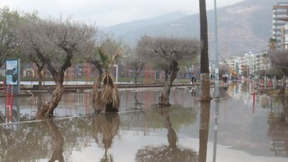 İskenderun’da sağanak ve lodos yaşamı olumsuz etkiledi