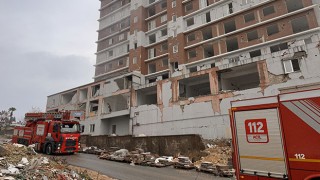 Kahramanmaraş’ta hasarlı binada çıkan yangın söndürüldü