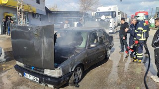 Kozan’da seyir halindeki otomobil yandı