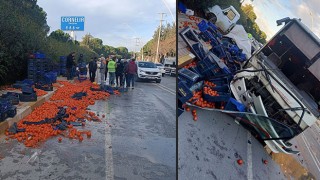 Serik’te midibüsle çarpışan kamyonetteki domatesler yola saçıldı
