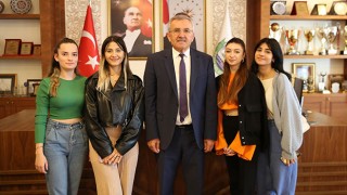 Serik’te üniversite öğrencilerine memleketlerine gidip gelmeleri için yol yardımı