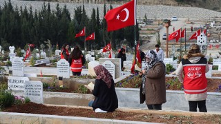 Adana’da depremlerde yaşamını yitirenlerin yakınlarından mezarlık ziyareti