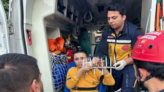 Adana’da eli demir korkuluğa saplanan çocuk kurtarıldı