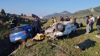 Adana’da iki otomobilin çarpıştığı kazada 2 kişi öldü, 4 kişi yaralandı