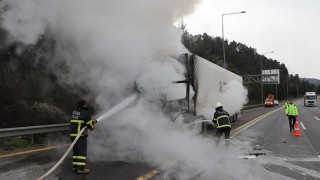 Adana’da seyir halindeki tırda yangın çıktı