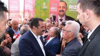 AK Parti Kepez Belediye Başkan adayı Rıza Sümer, CHP’lilere karanfil dağıttı