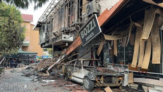 Alanya’da çıkan yangında 4 iş yeri ve bir otomobil kullanılamaz hale geldi