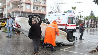 Antalya’da takla atan otomobilin sürücüsü yaralandı