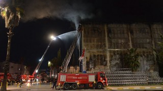 Antalya’da tersanede çıkan yangına müdahale ediliyor