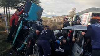 Burdur’da iki otomobilin çarpıştığı kazada 4 kişi yaralandı