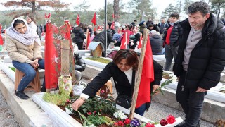 Enkaz altındaki kızının elinin tutmasıyla tanınan babanın acısı dinmiyor