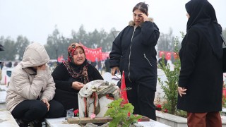 Hatay’da depremlerin birinci yılında mezarlık ziyareti