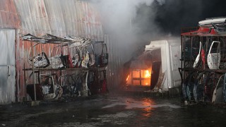 Hatay’da oto yedek parça işletmesinde çıkan yangın söndürüldü