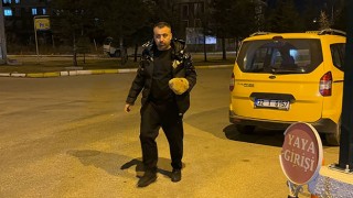Isparta’da taksi şoförü aracında unutulan çantayı karakola teslim etti