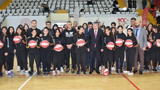 Osmaniye’de depremzede çocuklara basketbol topu dağıtıldı