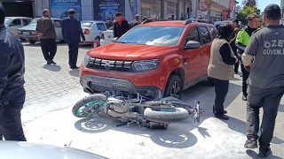 Adana’da motosikletin 2 otomobille çarpışması güvenlik kamerasında